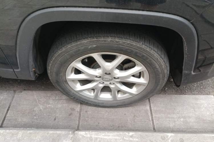 Used Jeep Cherokee 2017 2.0L Superior Edition Right Front Wheel Hub