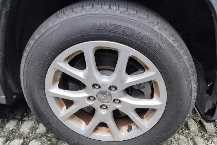 Used Jeep Cherokee 2017 2.0L Superior Edition Right Front Wheel Hub