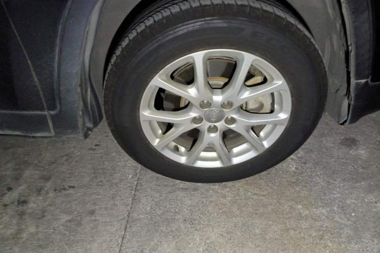 Used Jeep Cherokee 2017 2.0L Superior Edition Right Front Wheel Hub