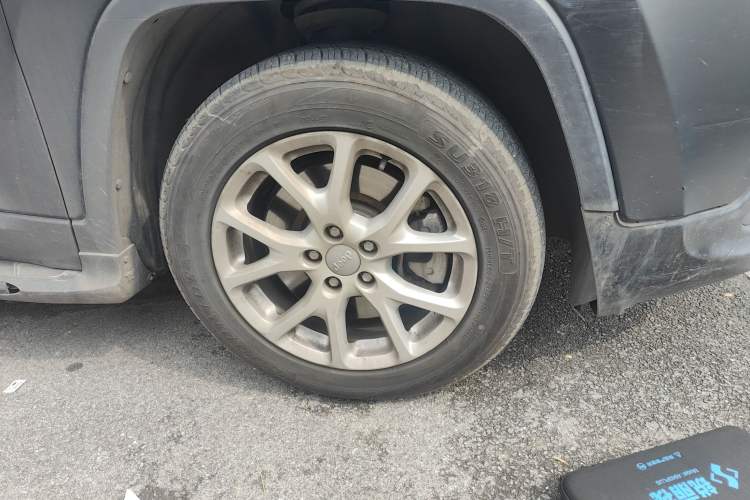 Used Jeep Cherokee 2017 2.4L Leading Edition Right Front Wheel Hub