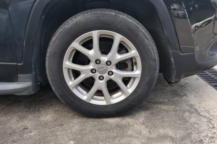 Used Jeep Cherokee 2017 2.0L Superior Edition Right Front Wheel Hub