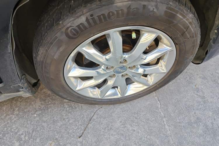 Used Jeep Cherokee 2017 2.4L Superior Edition Right Front Wheel Hub