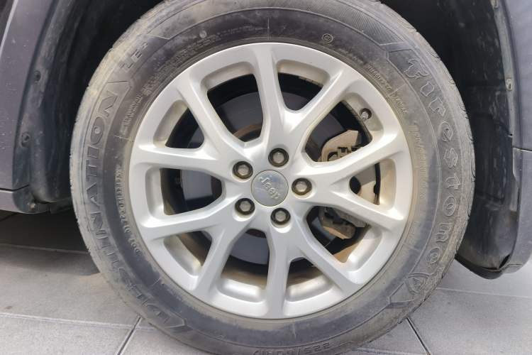 Used Jeep Cherokee 2017 2.0L Superior Edition Right Front Wheel Hub