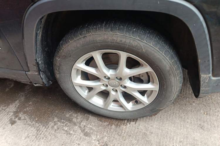 Used Jeep Cherokee 2017 2.0L Superior Edition Right Front Wheel Hub