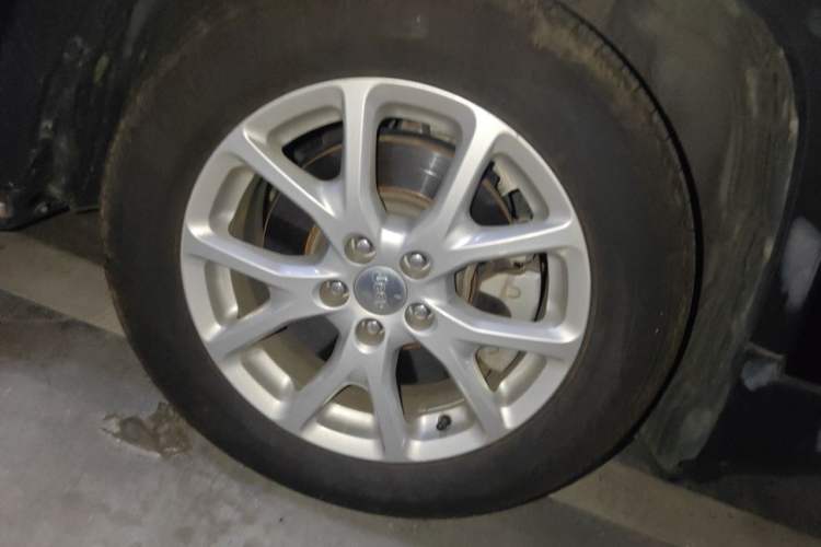 Used Jeep Cherokee 2017 2.0L Superior Edition Right Front Wheel Hub