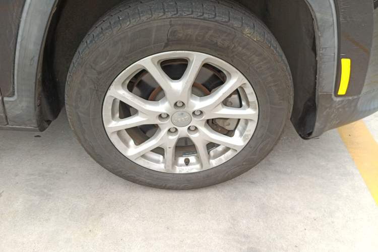 Used Jeep Cherokee 2017 2.0L Superior Edition Right Front Wheel Hub