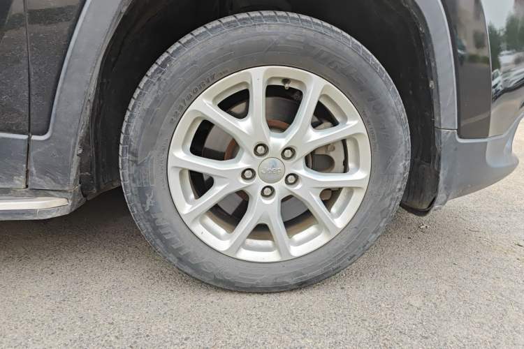 Used Jeep Cherokee 2017 2.0L Superior Edition Right Front Wheel Hub