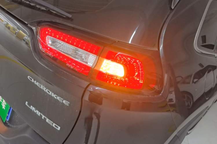 Used Jeep Cherokee 2017 2.0L Superior Edition Right Rear Taillight