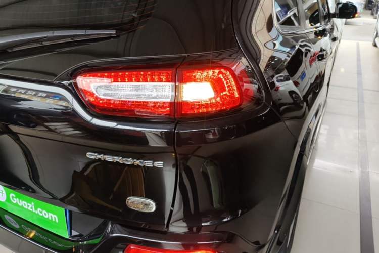 Used Jeep Cherokee 2017 2.4L Professional Edition Right Rear Taillight