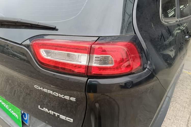 Used Jeep Cherokee 2017 2.4L Leading Smart Edition Right Rear Taillight