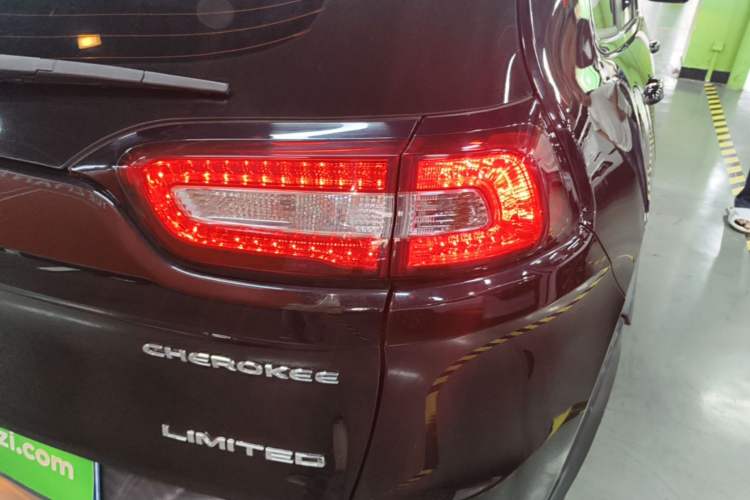 Used Jeep Cherokee 2017 2.4L Leading Edition Right Rear Taillight