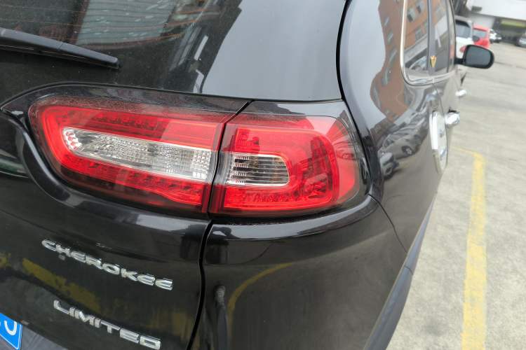 Used Jeep Cherokee 2017 2.0L Superior Edition Right Rear Taillight