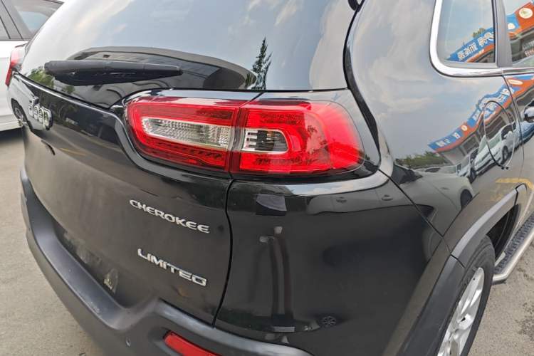 Used Jeep Cherokee 2017 2.4L Leading Smart Edition Right Rear Taillight