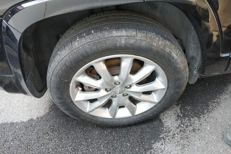 Used Jeep Cherokee 2017 2.4L Excellence Edition Right Rear Wheel Hub