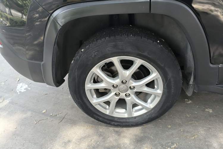 Used Jeep Cherokee 2017 2.4L Leading Smart Edition Right Rear Wheel Hub