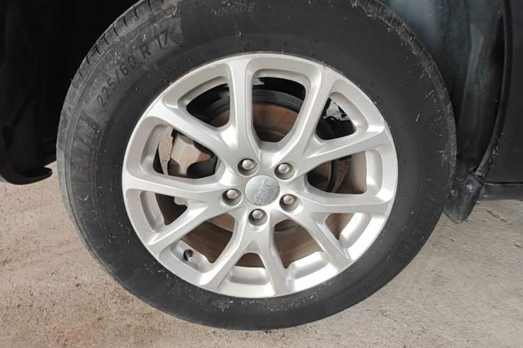 Used Jeep Cherokee 2017 2.0L Superior Edition Right Rear Wheel Hub