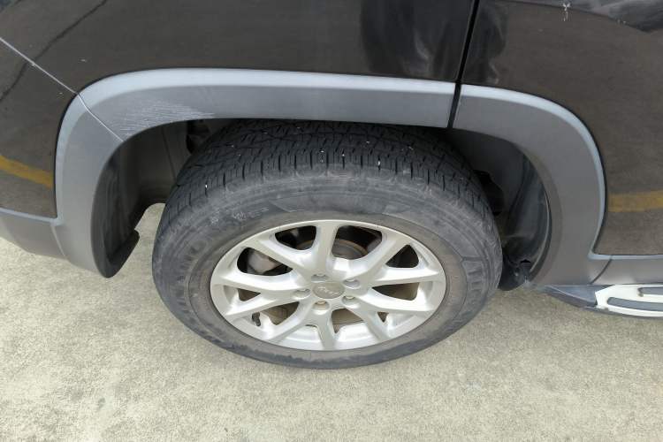 Used Jeep Cherokee 2017 2.0L Superior Edition Right Rear Wheel Hub