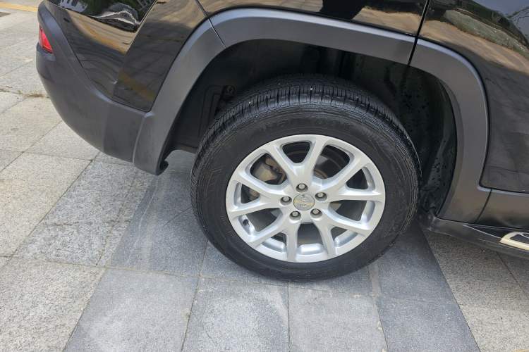 Used Jeep Cherokee 2017 2.0L Superior Edition Right Rear Wheel Hub