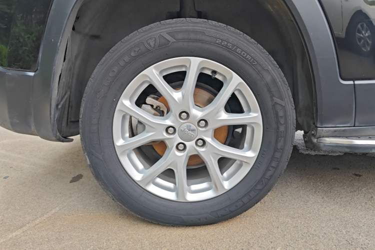 Used Jeep Cherokee 2017 2.4L Leading Smart Edition Right Rear Wheel Hub
