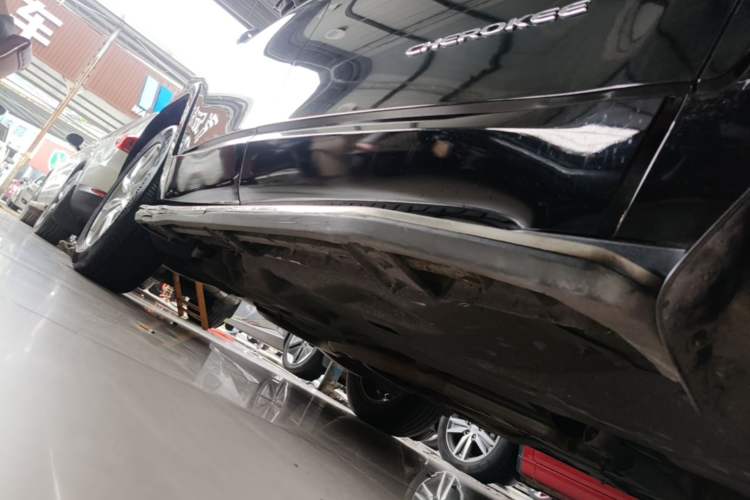 Used Jeep Cherokee 2017 2.4L Professional Edition Right Side Sill