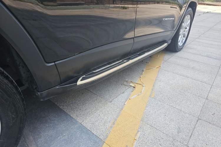 Used Jeep Cherokee 2017 2.0L Superior Edition Right Side Sill