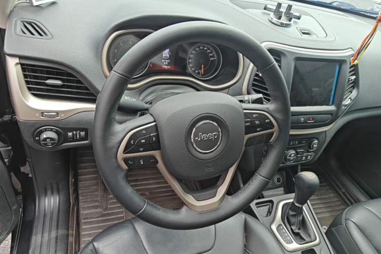 Used Jeep Cherokee 2017 2.4L Leading Smart Edition Steering Wheel