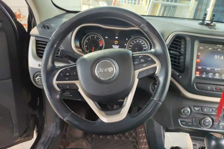 Used Jeep Cherokee 2017 2.0L Superior Edition Steering Wheel