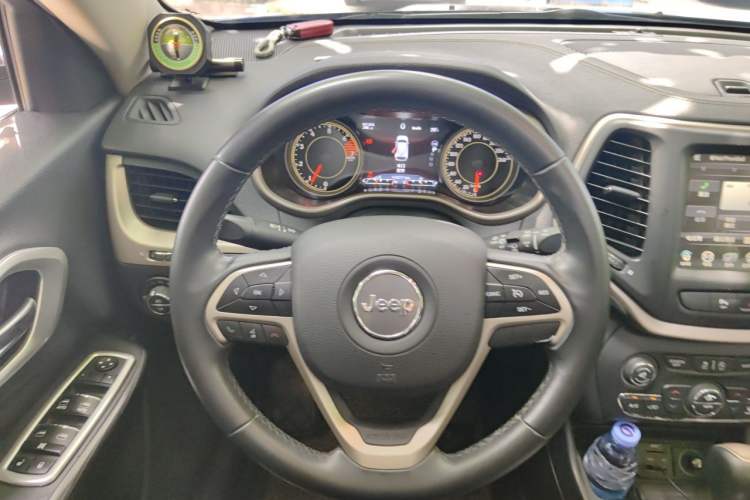 Used Jeep Cherokee 2017 2.0L Superior Edition Steering Wheel