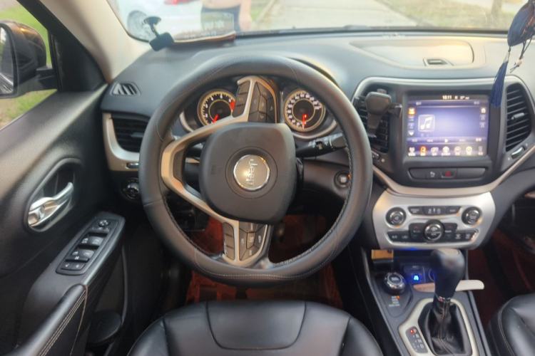Used Jeep Cherokee 2017 2.4L Professional Smart Edition Steering Wheel