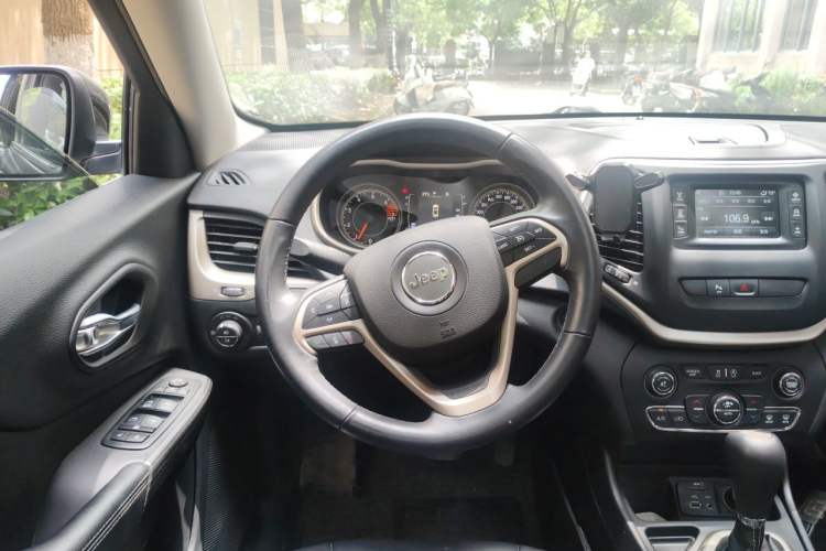 Used Jeep Cherokee 2017 2.4L Leading Edition Steering Wheel