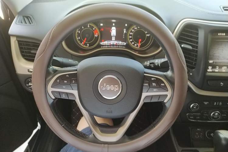 Used Jeep Cherokee 2017 2.0L Superior Edition Steering Wheel