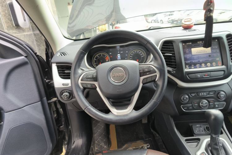 Used Jeep Cherokee 2017 2.0L Superior Edition Steering Wheel