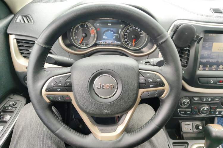 Used Jeep Cherokee 2017 2.0L Superior Edition Steering Wheel