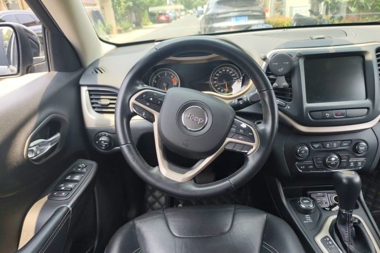 Used Jeep Cherokee 2017 2.4L Professional Smart Edition Steering Wheel