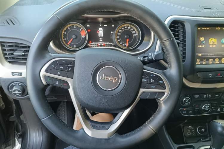 Used Jeep Cherokee 2017 2.0L Superior Edition Steering Wheel