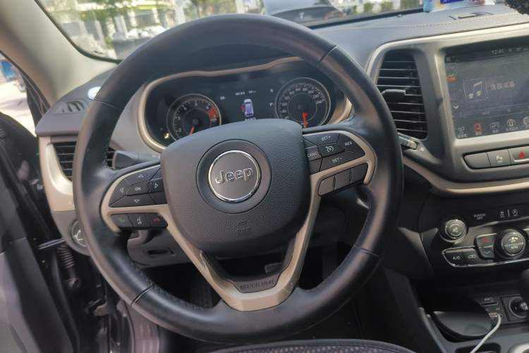 Used Jeep Cherokee 2017 2.0L Superior Edition Steering Wheel