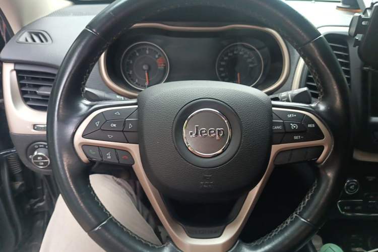 Used Jeep Cherokee 2017 2.0L Superior Edition Steering Wheel