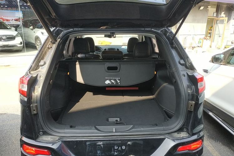 Used Jeep Cherokee 2017 2.4L Excellence Edition Trunk