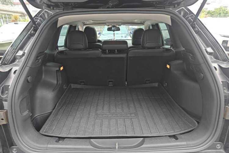 Used Jeep Cherokee 2017 2.4L Leading Smart Edition Trunk