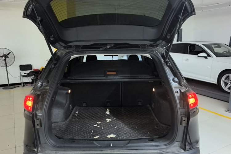 Used Jeep Cherokee 2017 2.0L Superior Edition Trunk
