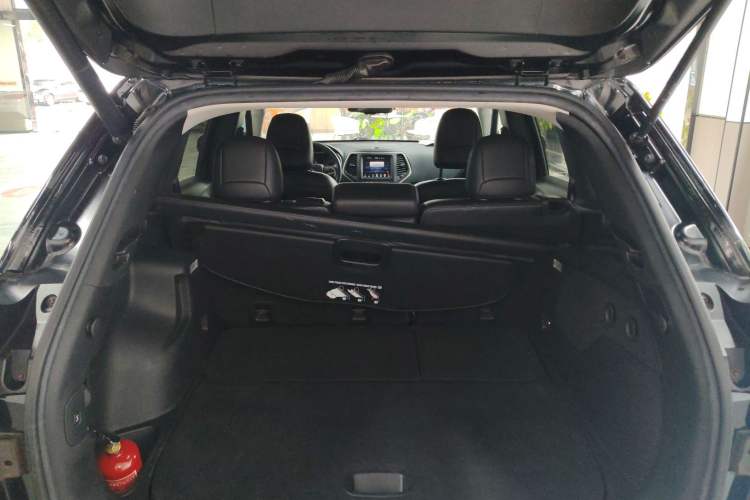 Used Jeep Cherokee 2017 2.4L Superior Edition Trunk