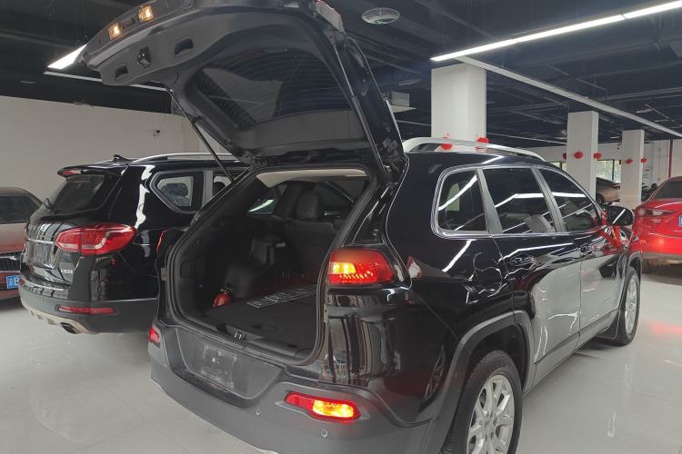 Used Jeep Cherokee 2017 2.0L Superior Edition Trunk