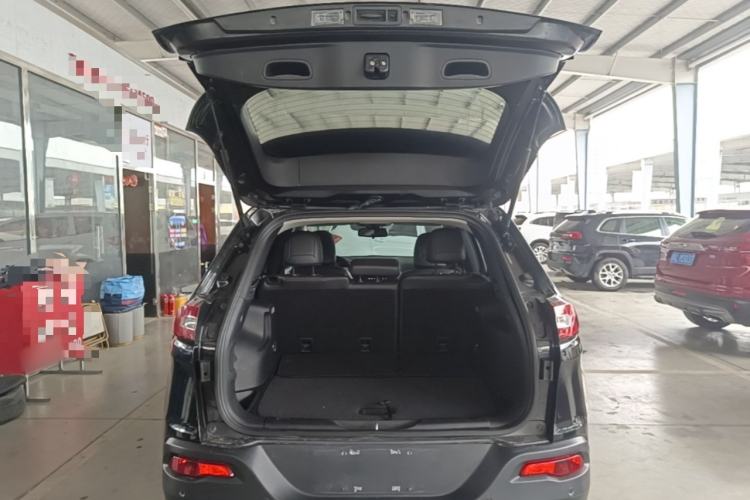 Used Jeep Cherokee 2017 2.0L Superior Edition Trunk