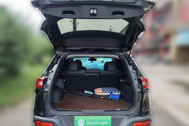 Used Jeep Cherokee 2017 2.0L Superior Edition Trunk