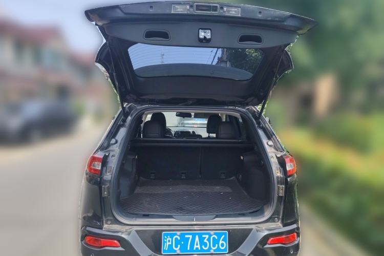 Used Jeep Cherokee 2017 2.4L Professional Smart Edition Trunk