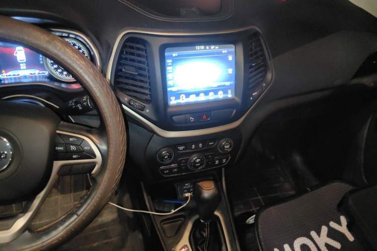 Used Jeep Cherokee 2017 2.0L Superior Edition Audio And AC Panel