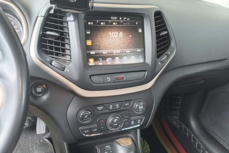Used Jeep Cherokee 2017 2.0L Superior Edition Audio And AC Panel