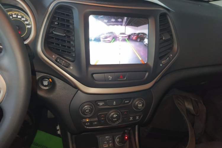 Used Jeep Cherokee 2017 2.0L Superior Edition Audio And AC Panel