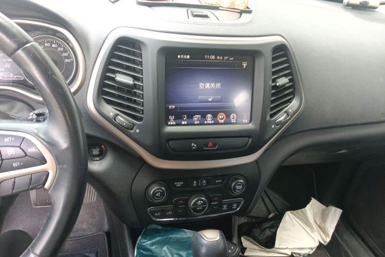 Used Jeep Cherokee 2017 2.0L Superior Edition Audio And AC Panel