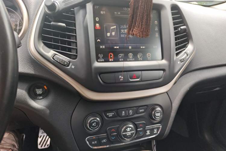 Used Jeep Cherokee 2017 2.4L Leading Smart Edition Audio And AC Panel